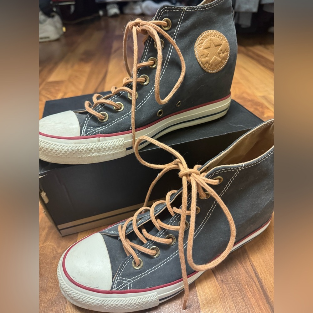Women’s converse, EUC size 9.5, high tops with lift